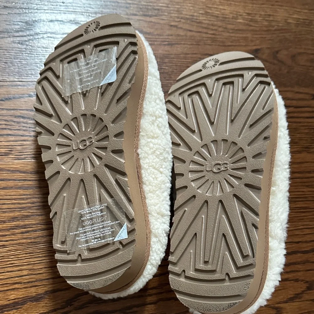 Ugg women’s Cozy Cream Slippers - Picture 5 of 5